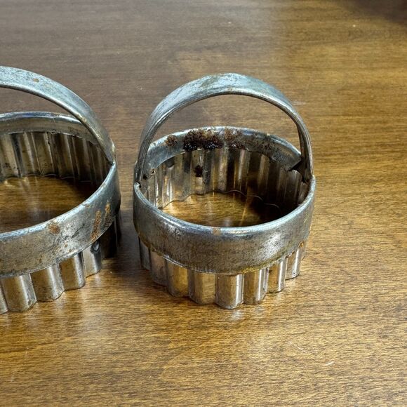 Vintage Set of 3 Metal Scalloped Edge Biscuit Cookie Cutters With Handles - Picture 3 of 8